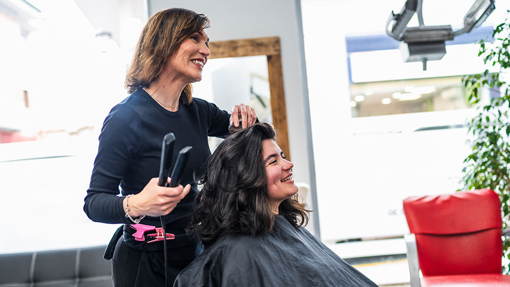 Billede til nyheden Fondsmidler sikrer vigtig forskning om arbejdsmiljø i frisørfaget